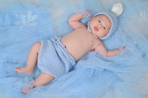 桂林宝宝睡迷糊了才肯吃奶 桂林宝宝睡迷糊了才肯吃奶